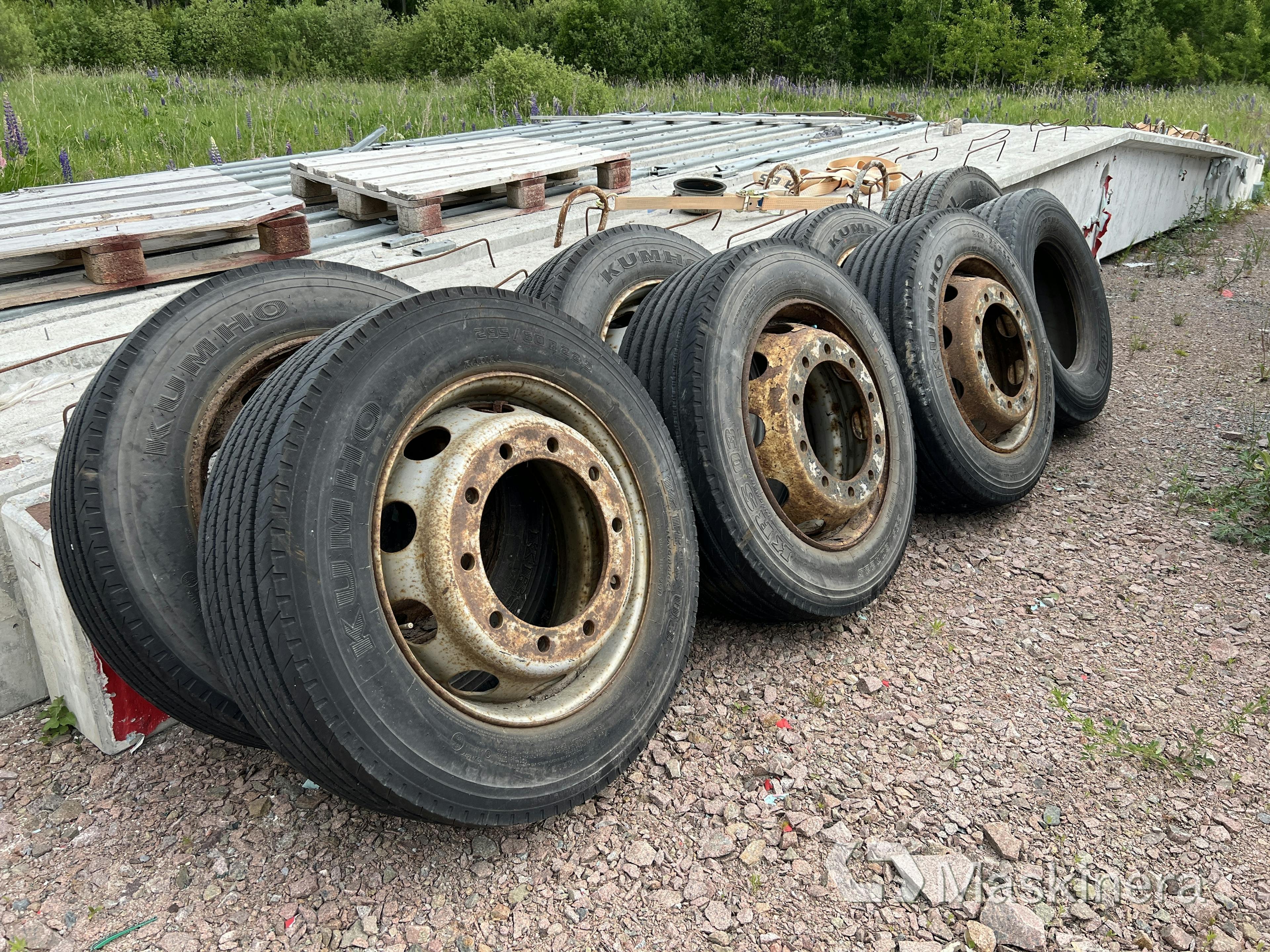 Truck tires with rim 6pcs