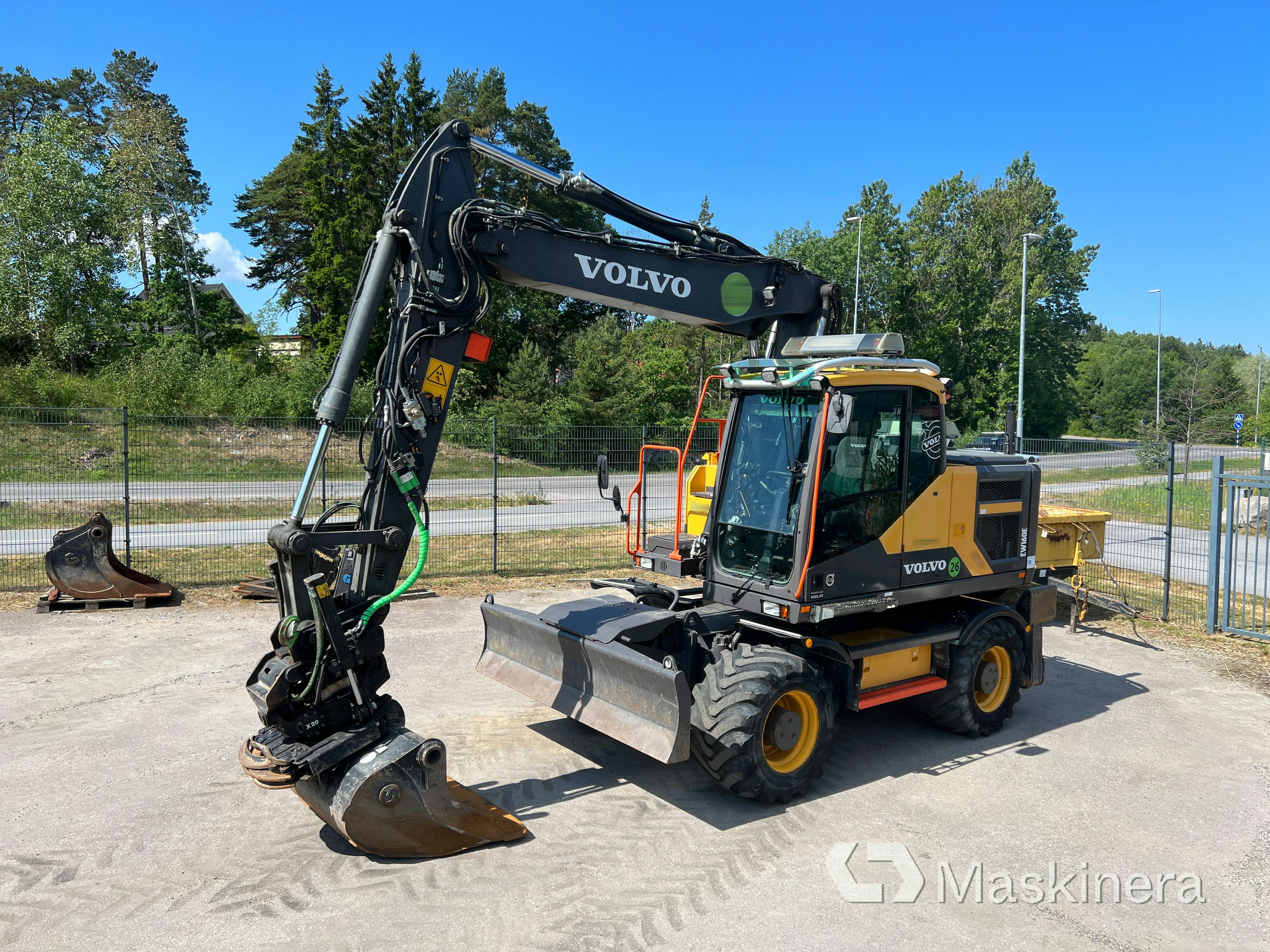 Wheeled excavator Volvo EW160E + Digging system