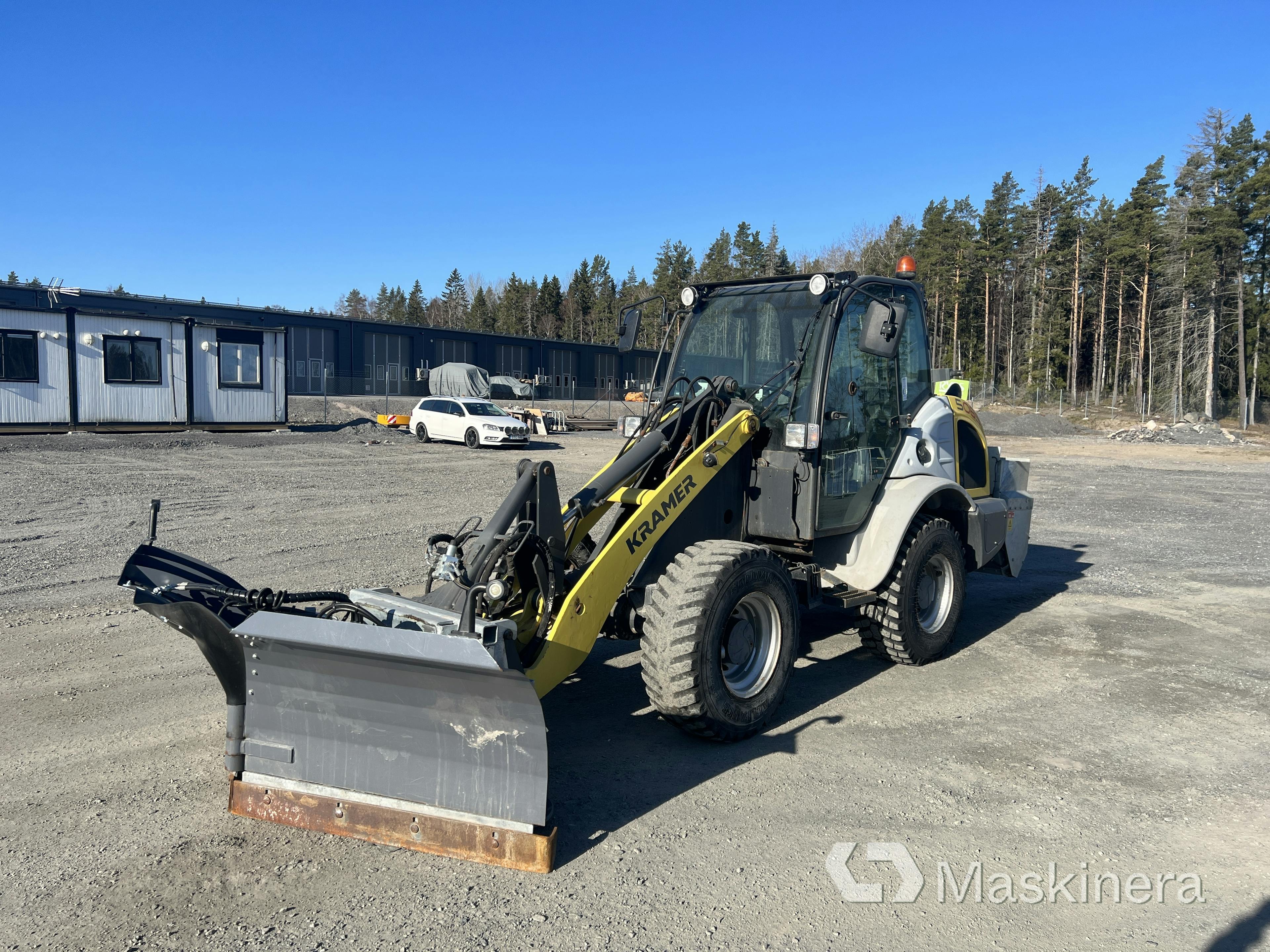 Loader Kramer 5085 with attachments