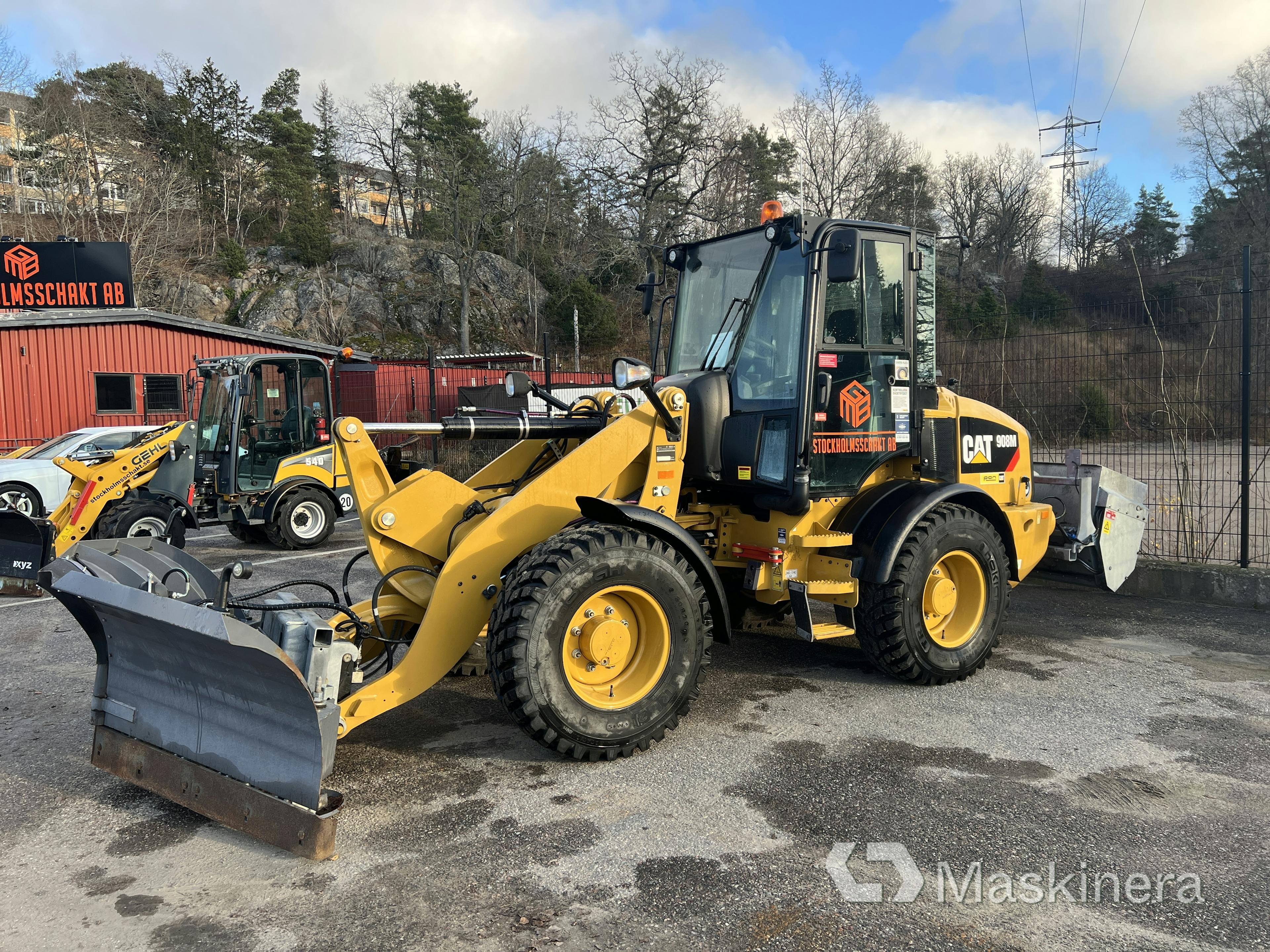 Wheel loader CAT 908M with snow equipment