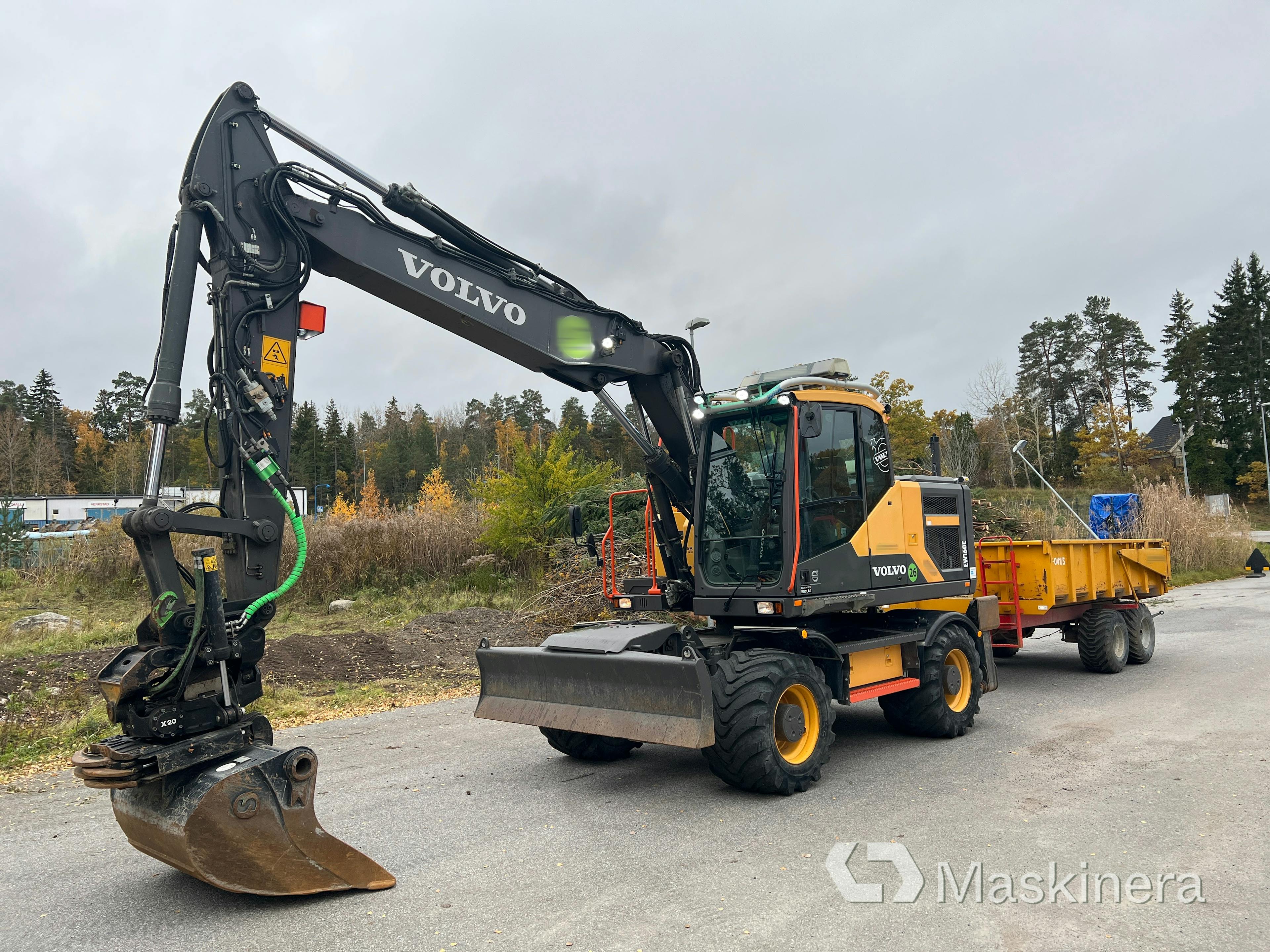 Wheeled excavator Volvo EW160E with bucket & digging system